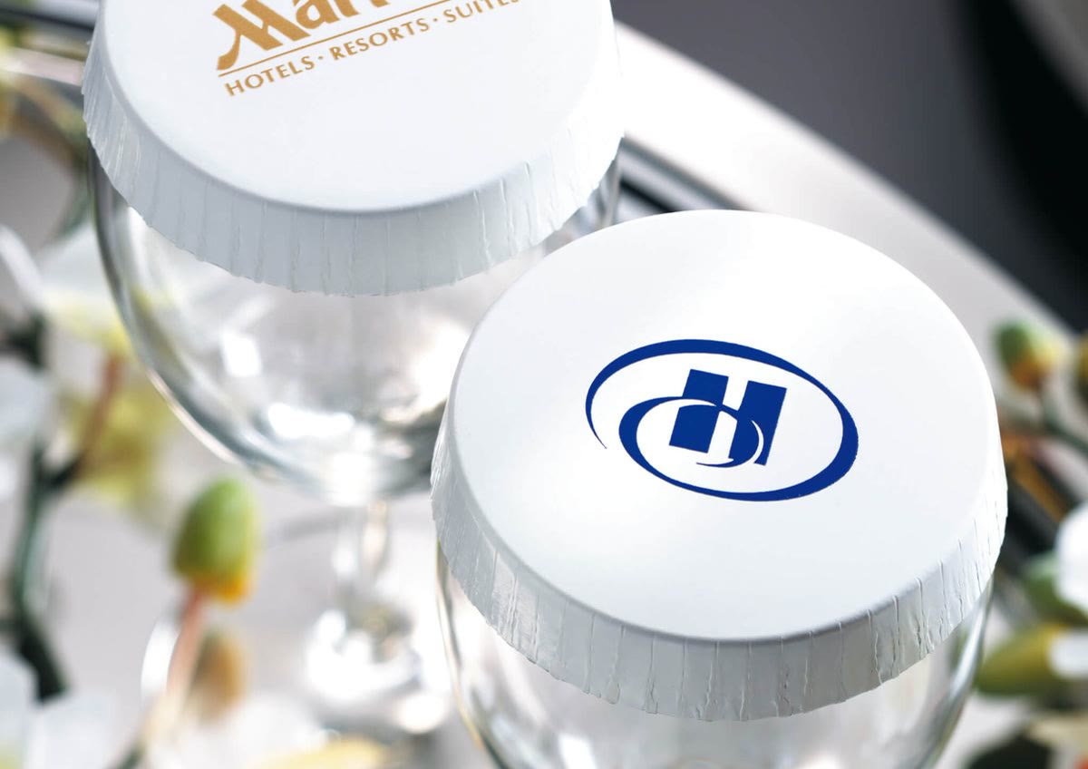 Otel logosu baskılı karton bardak kapağı takılı su bardağı