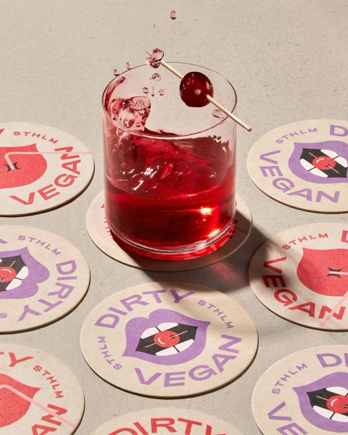 Bar masasında logo baskılı emici bira bardak altlığı
